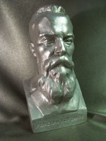 Статуетки, Скульптури, Фігурки, Фарфор Статуэтки, Скульптуры, Фигурки, Фарфор ^/--/^ 4.184 Бюст, композитор Римский Корсаков, силумин или шпиатр СССР. Высота 15 см, вес 559 гр ^_^^^ 4.184 Бюст, композитор Римський Корсаков, силумін або шпіатр СРСР. Висота 15 см, вага 559 гр - фото фото фото