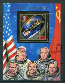 Освоєння космосу Освоение космоса ^/--/^ Коморы  Comores  1975 Mi Bl 10 /--/ A ASTP MNH Cv 21.00 В месте обозначенном овалом незначительно помят ^_^^^ Комори Comores 1975 Mi Bl 10 /--/ A ASTP MNH Cv 21.00 У місці позначеному овалом незначно пом'ятають - фото фото фото
