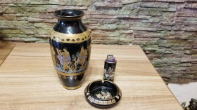 Інше Другое ^/--/^ НАБОР - ВАЗА ,ПЕПЕЛЬНИЦА, И ЗАЖИГАЛКА.    ( НА ДРЕВНЕ ГРЕЧЕСКИЙ МОТИВ). ^_^^^ НАБОР - ВАЗА,ПЕПЕЛЬНИЦЯ, І ЗАЖИГАЛКА. (На Давньому грецький мотив). - фото фото фото