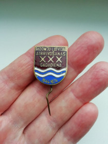 Пам'ятні і ювілейні Памятные и юбилейные ^/--/^ Значок Padomju Latvijas ATBRIVOSANAS XXX gadagiena 1944-1974 тяжелый ^_^^^ Значок Padomju Latvijas ATBRIVOSANAS XXX gadagiena 1944-1974 важкий - фото фото фото