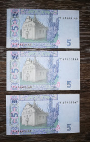 Загальнодержавні випуски Общегосударственные выпуски ^/--/^ 5 гривень 2015 UNC Гонтарева серія УА перша. 3 /--/ шт в лоті, послідовні № подряд. ^_^^^ 5 гривен 2015 UNC Гонтарева серия УА первая. 3 /--/ шт в лоте, последовательные No подряд. - фото фото фото