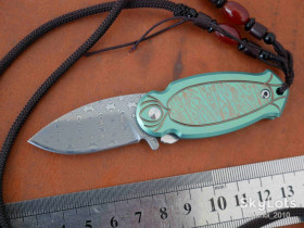 Ножі, мультітули Ножи, мультитулы ^/--/^ Handle Small, VG-10 Damascus, Titanium зелений, Чокер - Брелки-бусы, flipper, Caged Ceramic Ball Bearings ^_^^^ Handle Small, VG-10 Damascus, Titanium зелений, Чокер - Брелки-буси, flipper, Caged Ceramic Ball Bearings - фото фото фото