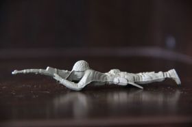 Фігурки, солдатики Фигурки, солдатики ^/--/^ солдат десантник Tim-Mee  (США-ФРГ) 60 /--/ мм ^_^^^ солдат десантник Tim-Mee (США-ФРН) 60 мм - фото фото фото