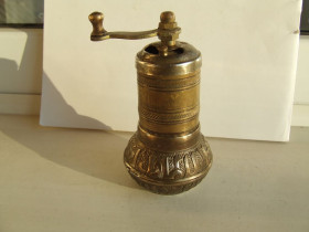 Статуетки, Скульптури, Фігурки, Фарфор Статуэтки, Скульптуры, Фигурки, Фарфор ^/--/^ Млин ручний латунь роз. 11 /--/ х /--/ 7 см. вага 220 грамм. Европа 1980 рр. ^_^^^ Млин ручний латунь троянд. 11 /--/ х /--/ 7 см. Вага 220 грам. Європа 1980 р. - фото фото фото