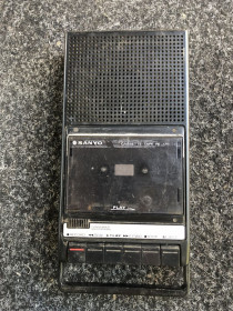 Магнитофони Магнитофоны ^/--/^ Магнитофон портативний SANYO SLIM 112 . ЯПОНІЯ. ^_^^^ Магнитофон портативный SANYO SLIM 112. - фото фото фото