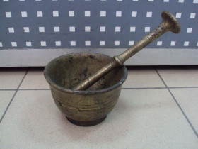 Кухонне начиння, посуд, столове срібло Кухонная утварь, посуда, столовое серебро ^/--/^ Ступка с пестиком бронза высота 8 см, диаметр 12 см, длина пестика 20,5 см №11600 ^_^^^ Ступка з пістиком бронза висота 8 см, діаметр 12 см, довжина пістика 20,5 см No 11600 - фото фото фото