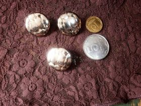 Гудзики, паєтки Пуговицы, пайетки ^/--/^ Пуговицы анодированные рифленые, под серебро, на ножке, 3 штуки, Д=20 /--/ мм ^_^^^ Гудзики анодовані рифлені, під срібло, на ніжці, 3 штуки, Д = 20 мм - фото фото фото