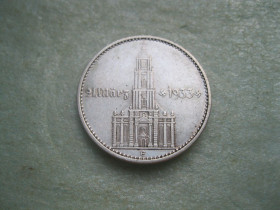 Германія (-) Германия (-) ^/--/^ ГЕРМАНИЯ.2 Марки 1934 г Е Кирха с датой 1933 г. ТРЕТИЙ РЕЙХ. СЕРЕБРО. Не частая! ^_^^^ Германія.2 Марки 1934 р. Є Кірха з датою 1933 р. Третій Рейх. СЕРЕБРО. Не часті! - фото фото фото