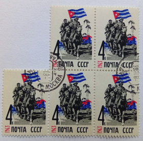 СРСР - СССР - ^/--/^ СССР 1963 Кубинские революционеры с флагом, сцепки, гашеные ^_^^^ СРСР 1963 Кубинські революціонери з прапором, зчеплення, гашені - фото фото фото