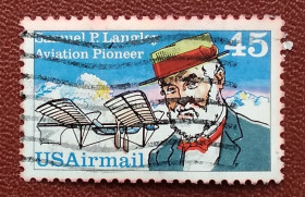 Транспорт Транспорт ^/--/^ США 1988 г - Пионеры авиации - Сэмюэл Пирпонт Лэнгли, 1834-1906, гаш ^_^^^ США 1988 р - Піонери авіації - Семюел Пірпонт Ленглі, 1834-1906, гаш - фото фото фото
