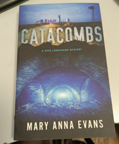 Книги на іноземних мовах Книги на иностранных языках ^/--/^ Книга &amp;quot;Catacombs: A Faye Longchamp Mystery&amp;quot; — Mary Anna Evans    (англійською) ^_^^^ Книга &amp;quot;Catacombs: A Faye Longchamp Mystery&amp;quot; — Mary Anna Evans (англ.) - фото фото фото
