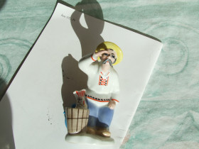 Статуетки, Скульптури, Фігурки, Фарфор Статуэтки, Скульптуры, Фигурки, Фарфор ^/--/^ Фарфор рибак з відром роз. 14 х 9 см. 1970 рр. ЗХК УССР . ^_^^^ Фарфор рыбак с отром раз. 14 х 9 см. 1970 гг. ЗХК УССР. - фото фото фото