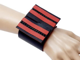 Браслети Браслеты ^/--/^ Кожаный черный браслет бант с красными полосками и стразами, широкий женский браслет, ручная работа в 1 экземпляре ^_^^^ Стильний шкіряний чорний браслет бант з червоними смужками і стразами - фото фото фото