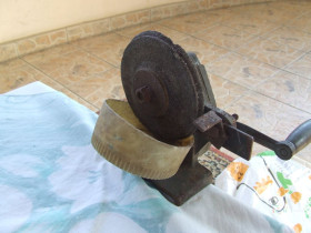 Статуетки, Скульптури, Фігурки, Фарфор Статуэтки, Скульптуры, Фигурки, Фарфор ^/--/^ Ручна точилка 1960 роки роз 32 /--/ х 21 см вага 4.5 кг. ^_^^^ Ручна точилка 1960 року роз 32 /--/ х 21 см вага 4.5 кг. - фото фото фото