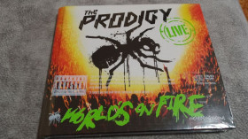 Музичні диски Музыкальные диски ^/--/^ PRODIGY - WORLDS ON FIRE. запечатанный фирменный cd + dvd ^_^^^ PRODIGY - WORLDS ON FIRE. задрукований фірмовий cd + dvd - фото фото фото
