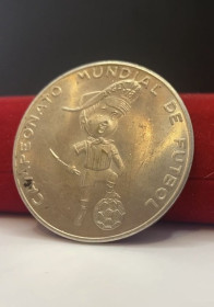 Інше Другое ^/--/^ 6 /--/ It /--/ 214 Памятная медаль в честь чемпионата мира по футболу в Аргентине в 1978 году,  вес 19,3 гр ^_^^^ 6 /--/ It /--/ 214 Пам'ятна срібна медаль на честь чемпіонату світу з футболу в Аргентині в 1978 році, вага 19,3 гр - фото фото фото