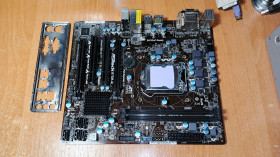 Материнські плати Материнские платы ^/--/^ Материнская плата ASRock B /--/ 75 /--/ M-GL R /--/ 2.0      (s /--/ 1155, Intel B /--/ 75, PCI-Ex /--/ 16)+G /--/ 2130 ^_^^^ Материнська плата ASRock B /--/ 75 /--/ M-GL R /--/ 2.0 (s /--/ 1155, Intel B /--/ 75, PCI-Ex /--/ 16) +G /--/ 2130 - фото фото фото