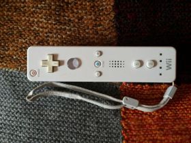 Джойстики, маніпулятори Джойстики, манипуляторы ^/--/^ Wii Remote оригинальный для Nintendo Wii/Wii U белый ^_^^^ Wii Remote оригінальний для Nintendo Wii/Wii U білий - фото фото фото