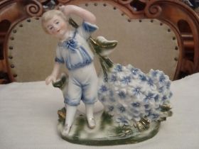 Статуетки, Скульптури, Фігурки, Фарфор Статуэтки, Скульптуры, Фигурки, Фарфор ^/--/^ Антикварная Статуэтка Мальчик с корзиной из цветов Фарфор Германия 19 век ^_^^^ Малчик з кошиком з квітів Фарфор Німеччина 19 століття - фото фото фото