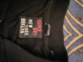 Вітровки Ветровки ^/--/^ чорна  вітровка-бомбер Superdry East Applique з білим вишитим логотипом «Superdry Bronx 54 ^_^^^ черная ветровка-бомбер Superdry East Applique с белым вышитым логотипом «Superdry Bronx 54 - фото фото фото