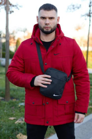 Куртки Куртки ^/--/^ Комплект мужской Nike: парка зимняя красная + брюки из трехнитки утепленные черные. Борсетка и перча ^_^^^ Комплект чоловічої Nike: парку зимова червона + брюки з тринитки утеплені чорні. Борсетка і перча - фото фото фото