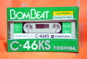 Касети Кассеты ^/--/^ Аудио кассета Toshiba BomBeat 46 KS Япония 1983 запечатана JP Market ^_^^^ Аудіо касета Toshiba BomBeat 46 KS Японія 1983 запечатана JP Market - фото фото фото