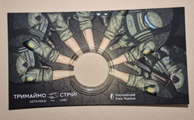 Пам'ятні і ювілейні Памятные и юбилейные ^/--/^ Сувенірна упаковка до монети 5 грн. Тримаймо стрій! 2025 р. ^_^^^ Сувенирная упаковка к монете 5 грн. Держим строй! 2025 г. - фото фото фото