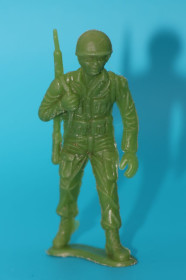 Фігурки, солдатики Фигурки, солдатики ^/--/^ солдат в марші HEINERLE  ФРН 60 /--/ мм ^_^^^ солдат в марше HEINERLE ФРГ 60 /--/ мм - фото фото фото