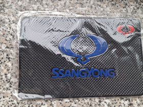 Килимки Коврики ^/--/^ Антиковзкий килимок на торпеду з логотипом SsangYong ^_^^^ Антиковзкий коврик на торпеду с логотипом SsangYong - фото фото фото