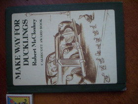 Видання - р. Издания - гг. ^/--/^ R McCloskey. Make way for ducklings. 1969 64 с. Англійська для дітей ^_^^^ R McCloskey. Make way for ducklings. 1969 64 с. Английский для детей - фото фото фото