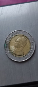 Таїланд Таиланд ^/--/^ Старая Монета 10 бат Таиланд король Пхумипо́н Адульяде́т, он же Рама IX kf /--/ 426 ^_^^^ Стара Монета 10 бат Таїланд король Пхуміпон Адульядет, він же Рама IX kf /--/ 426 - фото фото фото