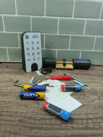 Фурнітура для вікон та дверей Фурнитура для окон и дверей ^/--/^ Електронний дверний замок BURG-WÄCHTER secuENTRY home 2.0 3380 ^_^^^ Электронный дверной замок BURG-WÄCHTER secuENTRY home 2.0 3380 - фото фото фото