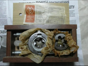 Інше Другое ^/--/^ Новый резьбонарезной набор СССР G 1/2 и G 3/4, завод Воскова      (NOS) плашки, лерки, клупп, резьбонарезной, ворот, ссср, инструмент, сестрорецк, воскова ^_^^^ Новий різьбонарізний набір СРСР G 1/2 і G 3/4, завод Воскова (NOS) плашки, лерки, клуп, різьбонарізний, воріт, СРСР, інструмент, сестрорецьк, воскова - фото фото фото