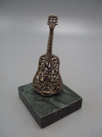 Статуетки, Скульптури, Фігурки, Фарфор Статуэтки, Скульптуры, Фигурки, Фарфор ^/--/^ Фигура на подставке статуэтка музыкальный инструмент гитара ажурная серебро 800 проба вес 127 г №16 ^_^^^ Фігура на підставці статуетка музичний інструмент гітара ажурна срібло 800 проба вага 127 г No 16 - фото фото фото