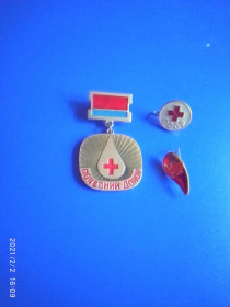 Службові та спеціальні Служебные и специальные ^/--/^ Значек 3 /--/ шт, Красный Крест, Червоний Хрест, Почетный донор Общество красного креста УССР медицина ^_^^^ Значок 3 /--/ шт, Червоний Хрест, Почесний донор Товариство червоного хреста УРСР медицина - фото фото фото