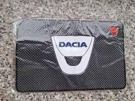 Килимки Коврики ^/--/^ Антиковзкий килимок на торпеду з логотипом Dacia ^_^^^ Антиковзкий коврик на торпеду с логотипом Dacia - фото фото фото