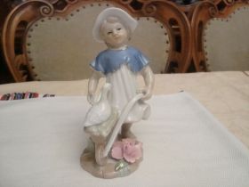Статуетки, Скульптури, Фігурки, Фарфор Статуэтки, Скульптуры, Фигурки, Фарфор ^/--/^ СТАТУЭТКА " ДЕВОЧКА С ГУСЕМ " ФАРФОР ГЕРМАНИЯ СОСТОЯНИЕ ! ^_^^^ СТАТУЕТКА " дівчинка з ГУСЕМ " Фарфор Німеччини стан! - фото фото фото