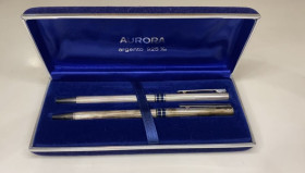 Канцтовари Канцтовары ^/--/^ 6 /--/ lt /--/ 32 Набор ручек в футляре Аврора. Aurora 925. Серебро 925 пробы. Одна ручка пишет, во второй надо менять стержень. Состояние хорошее. Футляр закрывается плотно.  Размер футляра 16,3*7,2 см ^_^^^ 6 /--/ lt /--/ 32 Набір ручок у футлярі Аврора. Aurora 925. Срібло 925 проби. Одна ручка пише, у другій треба змінювати стрижень. Стан гарний. Футляр закривається щільно. Розмір футляра 16,3*7,2 см - фото фото фото