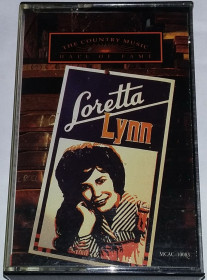 Касети Кассеты ^/--/^ LORETTA LYNN Country Music Hall Of Fame.  Cassette US ^_^^^ LORETTA LYNN Country Music Hall Of Fame. Cassette US - фото фото фото