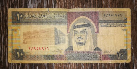 Саудівська Аравія Саудовская Аравия ^/--/^ SAUDI ARABIA Саудовская Аравия 10 риялов риалов 1379 1961. Тип 1, ошибка в  названии. Подпись №1. ^_^^^ SAUDI ARABIA Саудівська Аравія 10 ріялів ріалів 1379 1961. Тип 1, помилка в назві. Підпис No /--/ 1. - фото фото фото