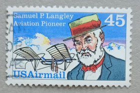 Північна Америка Северная Америка ^/--/^ США 1988 г - Пионеры авиации. Сэмюэл Пирпонт Лэнгли, 1834-1906, гаш ^_^^^ 1988 — Піонери авіації. Семюел Пірпонт Ленглі, 1834-1906, гаш - фото фото фото
