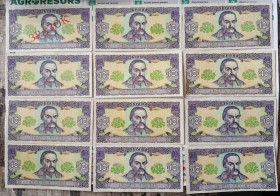 Загальнодержавні випуски Общегосударственные выпуски ^/--/^ Все серии выпуска 1992 года за подписью Гетьмана, номинала 10 гривень ^_^^^ Всі серії випуску 1992 року за підписом Гетьмана, номіналу 10 гривень - фото фото фото