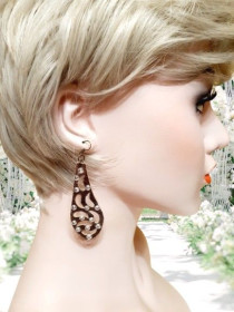 Сережки Серьги ^/--/^ Серьги листики 7.5 см-2.5 см, серебристая эко кожа в 2 слоя, белые стразы с 2 сторон, ручная работа ^_^^^ Сережки листики 7.5 см-2.5 см, срібляста еко шкіра в 2 шари, білі стрази з 2 сторін, ручна робота - фото фото фото