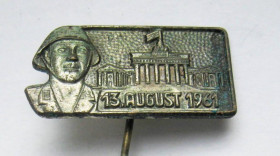 Пам'ятні і ювілейні Памятные и юбилейные ^/--/^ 13. AUGUST 1961 - початок зведення Берлінської стіни = DDR - НДР = важкий метал = значок ^_^^^ 13. AUGUST 1961 - начало возведения Берлинской стены = DDR - ГДР = тяжелый металл = значок - фото фото фото