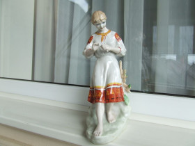 Статуетки, Скульптури, Фігурки, Фарфор Статуэтки, Скульптуры, Фигурки, Фарфор ^/--/^ Фарфор Девушка с цветком раз. 31 х /--/ 16 см 1970 гг. СССР поллоне ЗХК . ^_^^^ Фарфор Дівчина з квіткою раз. 31 х /--/ 16 см 1970 рр. СРСР поллоне ЗХК. - фото фото фото