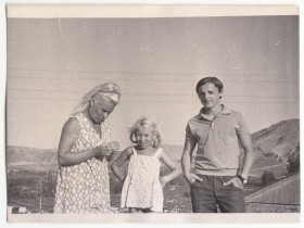 Листи, фото Письма, фото ^/--/^ Жизнь в СССР Веселая девочка с родителями Мода ретро фото  (9 х 12) Р /--/ 9 /--/ A ^_^^^ Життя в СРСР Весела дівчинка з батьками Мода ретро фото (9 х 12) Р /--/ 9 /--/ A - фото фото фото