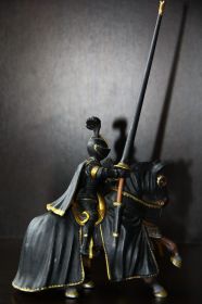 Фігурки, солдатики Фигурки, солдатики ^/--/^ турнирный рыцарь на коне с копьем и щитом SCHLEICH 90-100 /--/ мм ФРГ ^_^^^ турнірний лицар на коні з списом і щитом SCHLEICH 90-100 /--/ мм ФРН - фото фото фото