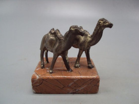 Статуетки, Скульптури, Фігурки, Фарфор Статуэтки, Скульптуры, Фигурки, Фарфор ^/--/^ Фигура на подставке статуэтка верблюды серебро вес 151 г   (чистый вес 66,56 г) размер 5,6 /--/ х /--/ 4 /--/ х /--/ 5,2 /--/ см №12 ^_^^^ Фігура на підставці статуетка верблюди срібло вага 151 г (чиста вага 66,56 г) розмір 5,6 /--/ х /--/ 4 /--/ х /--/ 5,2 /--/ см No /--/ 12 - фото фото фото