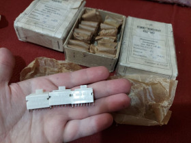 Тумблера, перемикачі Тумблера, переключатели ^/--/^ Переключатель движковый ПД-2 2 /--/ П /--/ 4 /--/ Н, новие, одна партия в коробке. Смотрите по фото. Лот 1 шт. ^_^^^ Перемикач рушійний ПД-2 2 /--/ П /--/ 4 /--/ Н, нові, одна партія в коробці. Дивіться по фото. Лот 1 шт. - фото фото фото