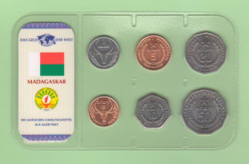 Мадагаскар Мадагаскар ^/--/^ Набор монет МАДАГАСКАР из серии - Das Geld Der Welt блистер запайка пластик набір блістер ^_^^^ Набор монет МАДАГАСКАР из серии - Das Geld Der Welt блистер запайка пластик набор блистер - фото фото фото